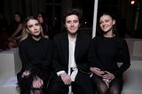 Sie haben die beste Sicht: Emma Roberts, Brooklyn Beckham und Nicola Peltz (v.l.) setzen durchweg auf schlichte Eleganz. In Schwarz und Weiß macht ihnen in der ersten Reihe niemand etwas vor. 