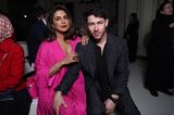 Priyanka Chopra und Nick Jonas setzen für die Show auf das klassische Valentino-Allover-Emblem. In ihrer Farbwahl unterscheidet sich das Ehepaar jedoch. Während die Schauspielerin auf leuchtendes Pink setzt, hält sich Ehemann Nick in dunklem Blau bedeckter. 