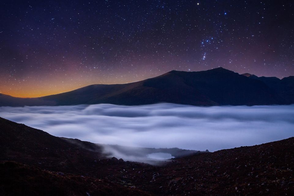 Nachthimmel in einer bergigen Region in Irland
