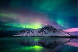 Polarlichter über einem Bergsee in Norwegen