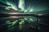 Polarlichter über einem See in Schweden