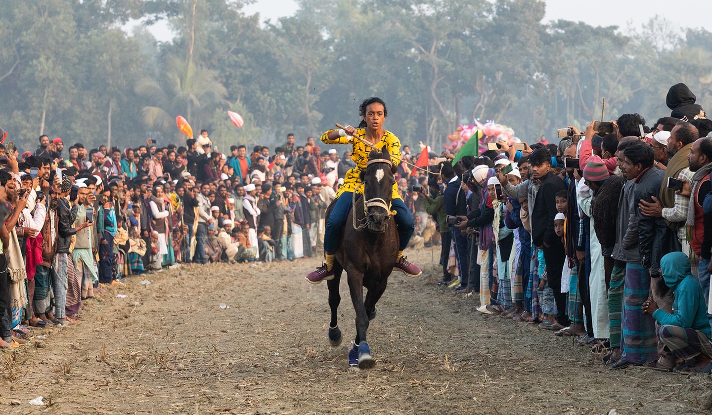 "Tasmina the Horse Racer" – "Tasmina, die Pferderennreiterin" von Sultan Ahmed Niloy