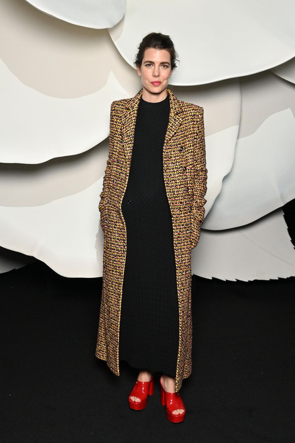 In einem Chanel-Outfit besucht Charlotte Casiraghi die Chanel-Show in Paris. Der elegante Look wird von den roten Lack-Plateau-Heels unterbrochen: ein ungewohntes, aber trendiges Fashion-Statement der Monegassin.