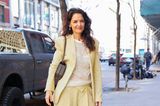 Katie Holmes scheint in Frühlingsstimmung zu sein! In einem pastellgelben Hosenanzug in lässigem Schnitt schlendert die Schauspielerin durch New York. Zum entspannten Anzug kombiniert sie ein glitzerndes Mesh-Top und verleiht ihrem Look somit eine ordentliche Portion Eleganz.