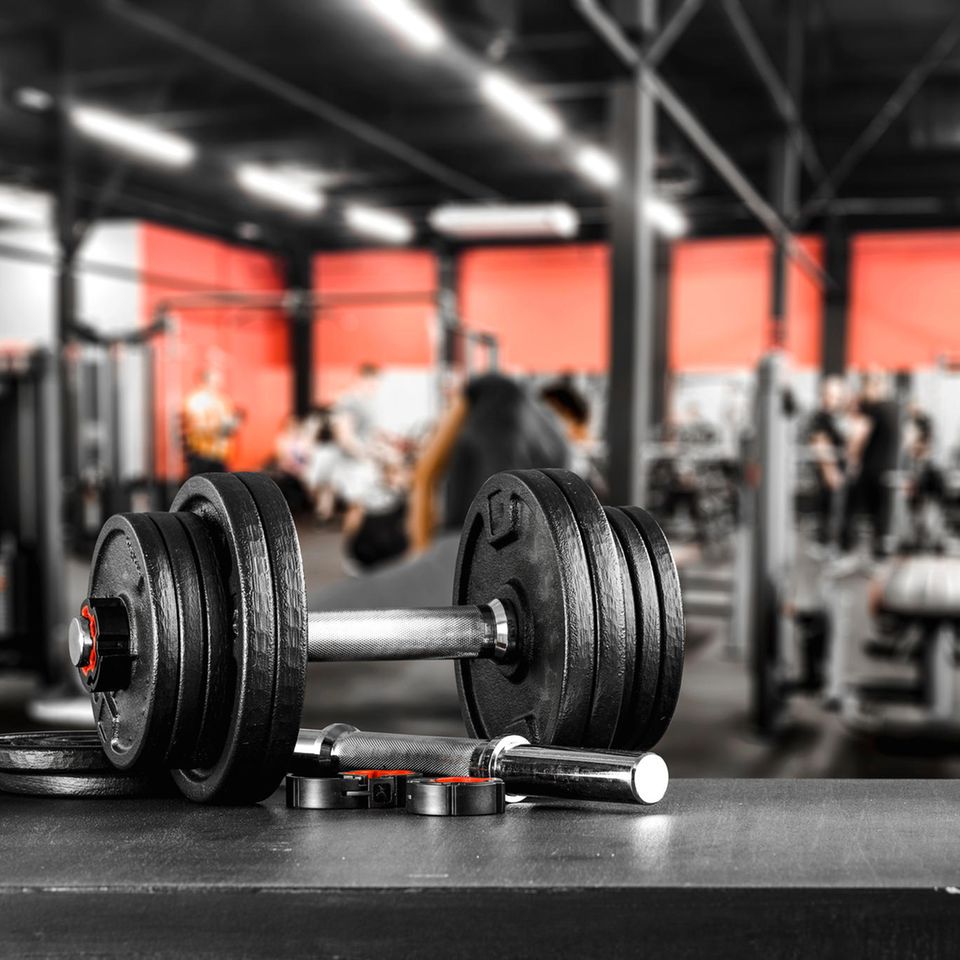 Mamakolumne: Hanteln liegen in einem Fitnessstudio