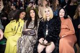 Dicht an dicht: Bei der Show von Stella McCartney sitzen Tina Kunakey, Jessica Alba, Avril Lavigne und Noah Cyrus eng beieinander. In der ungewöhnlichen Location dürfte es auch nicht allzu warm sein.