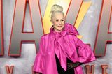 Bescherung auf dem Red Carpet der "Shazam!"-Premiere in London: Schauspielerin Helen Mirren weiß im pinkfarbenen Cape mit Schleifen-Detail genau, wie sie alle Blicke auf sich zieht. Grazil steigert sie die moderne Eleganz ihres Looks mit transparenten Handschuhen und Statement-Ohrringen.