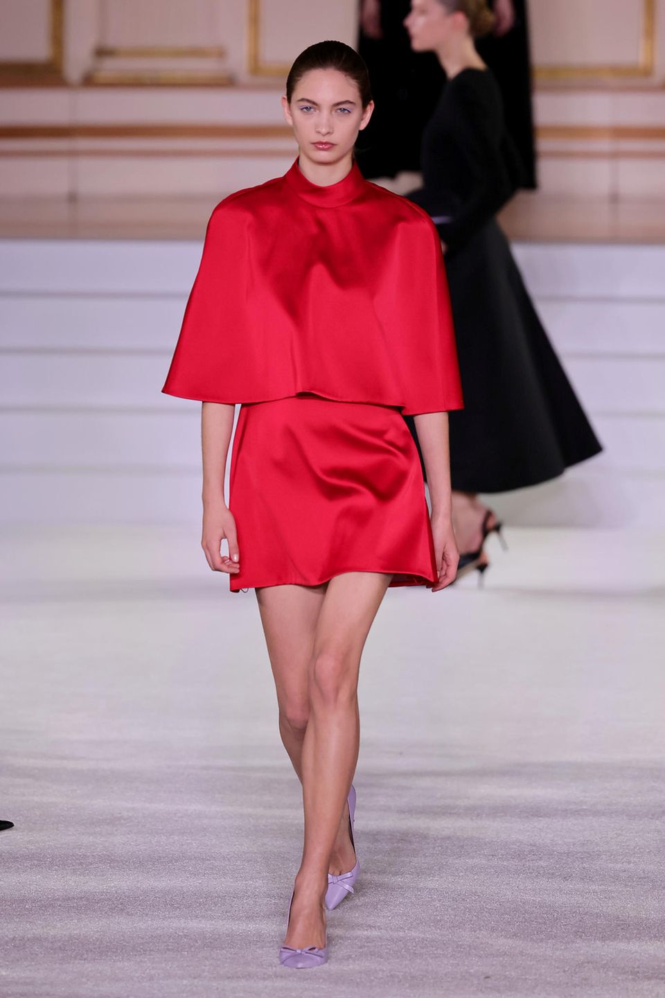 Carolina Herrera zeigt Seidenkleider in der Trendfarbe.