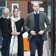 Die schweren Erdbeben in der Türkei und in Syrien lassen auch Catherine, Princess of Wales und Prinz William nicht unberührt. Bei ihrem Besuch im Hayes Muslim Centre in London, treffen sie auf Helfer:innen, die für diesen Anlass Spenden gesammelt haben. Im schwarzen Mantel und Plisseekleid zeigt sich Kate stilvoll, ohne dem wichtigen Anlass die Bühne zu nehmen. Zur Robe von Alexander McQueen, welche sie zuletzt nach dem Tod der Queen trug, wählt sie bedacht einen zarten Haarschleier der pakistanischen Marke Èlan. Und auch dieser ist ein Repeater, den sie beim Besuch des Landes 2019 trug. 