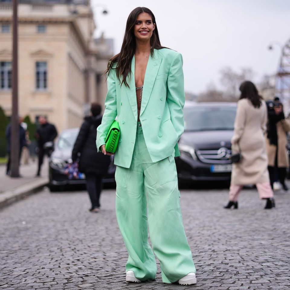 Der perfekte Oversize-Blazer: Eine Frau posiert in einem pastellfarbenen Blazer.