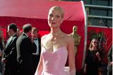 Auf der 71. Oscar Veranstaltung 1999 sorgte Gwyneth Paltrow für einen historischen Fashion Moment. In einem rosafarbenen Kleid von Ralph Lauren und Schmuck von Harry Winston glänzte sie auf dem roten Teppich.  