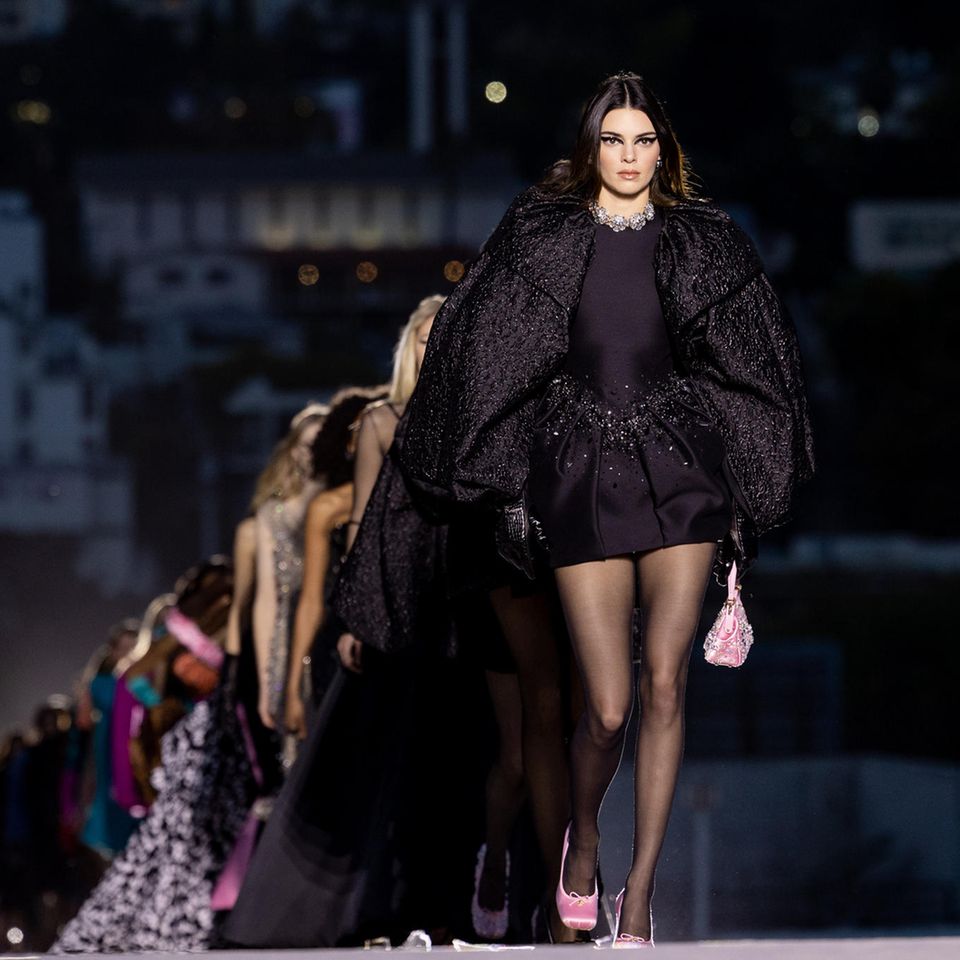 Kendall Jenner führt das Defileé bei Versace an