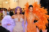 Die Looks der Met-Gala von Kylie und Kendall Jenner spalten die Massen. Der wilde Mix aus Glitzer, Federn und Mesh sorgte nicht bei jedem für Applaus. Eins sind die Versace-Kleider definitiv: Außergewöhnlich. 
