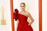 Cara Delevingne gehört mit ihrem Hammer-Look wirklich zu den bestgekleideten Frauen der diesjährigen Oscar-Verleihung. Der One-Shoulder-Look in sattem Rot stammt aus dem Hause Elie Saab.