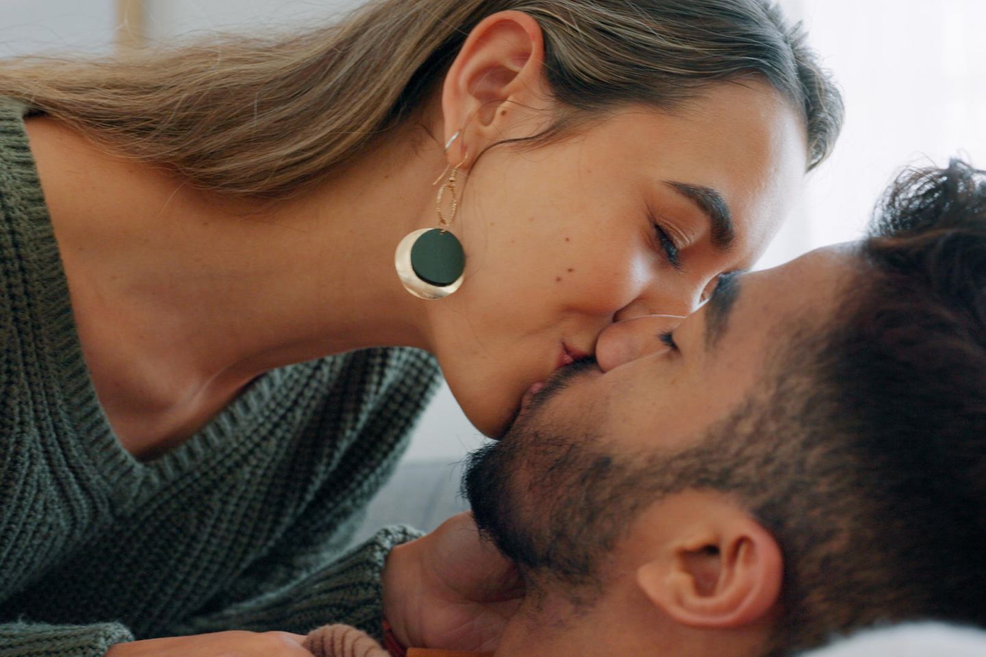 Beziehungsarbeit: Paar küsst sich glücklich