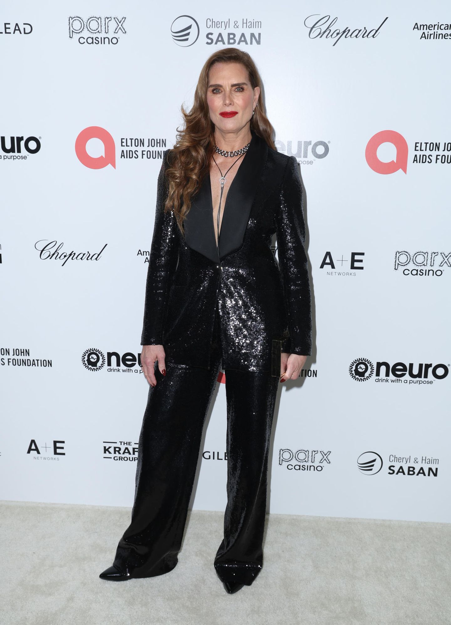 Brooke Shields entscheidet sich gegen ein Abendkleid, sondern trägt einen funkelnden Pailletten-Suit mit tiefem Ausschnitt auf der Elton John Viewing Party.