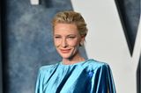 Cate Blanchett beweist nicht nur einen tollen modischen Geschmack auf dem roten Teppich der Oscar Afterparty, sondern zeigt durch ein besonderes Accessoire ihre Solidarität mit Flüchtlingen. Die blaue Schleife, die die Schauspielerin und einige ihrer Kolleg:innen tragen, wurde von Flüchtlingen hergestellt und soll ein politisches Zeichen setzen. 