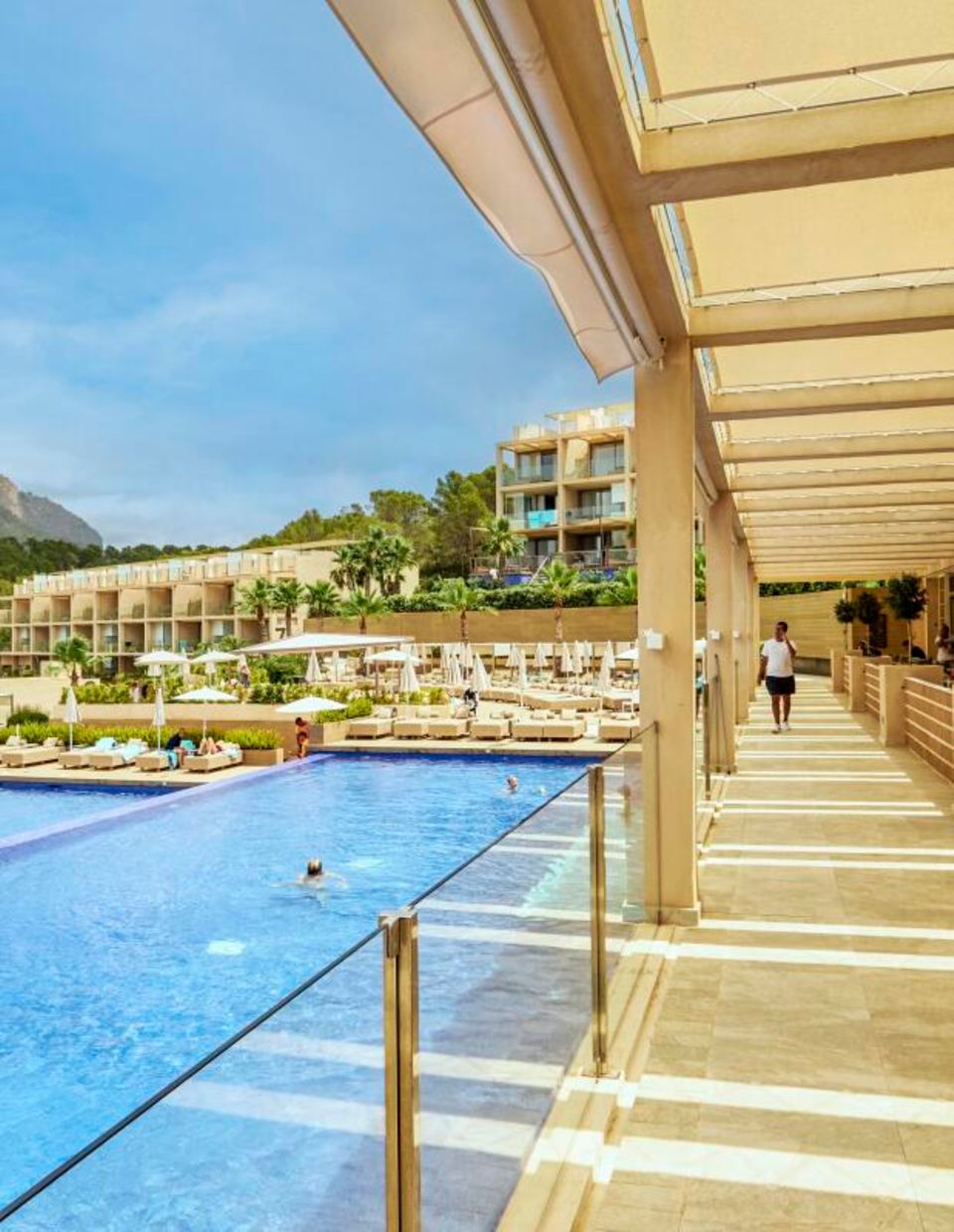 Mallorca vom Wasser aus: Hotel am Wasser