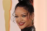 Wer dachte Rihanna hätte mit ihrer Performance beim Super Bowl DEN Auftritt des Jahres schon hinter sich, könnte seine Meinung nach den Oscars schnell revidiert haben. In typisch relaxter Rihanna-Glamour schreitet die Musikerin über den Champagner-Teppich in Los Angeles und bezaubert mit dezenten Cat-Eyes und mattrote Lippen. Highlight ist jedoch der entspannte "Palmen"-Dutt, der ganz so wirkt, als hätte Rihannas Hairstylist diesen erst kurz vor der Award Show zusammengezwirbelt. Cooler geht's nicht!