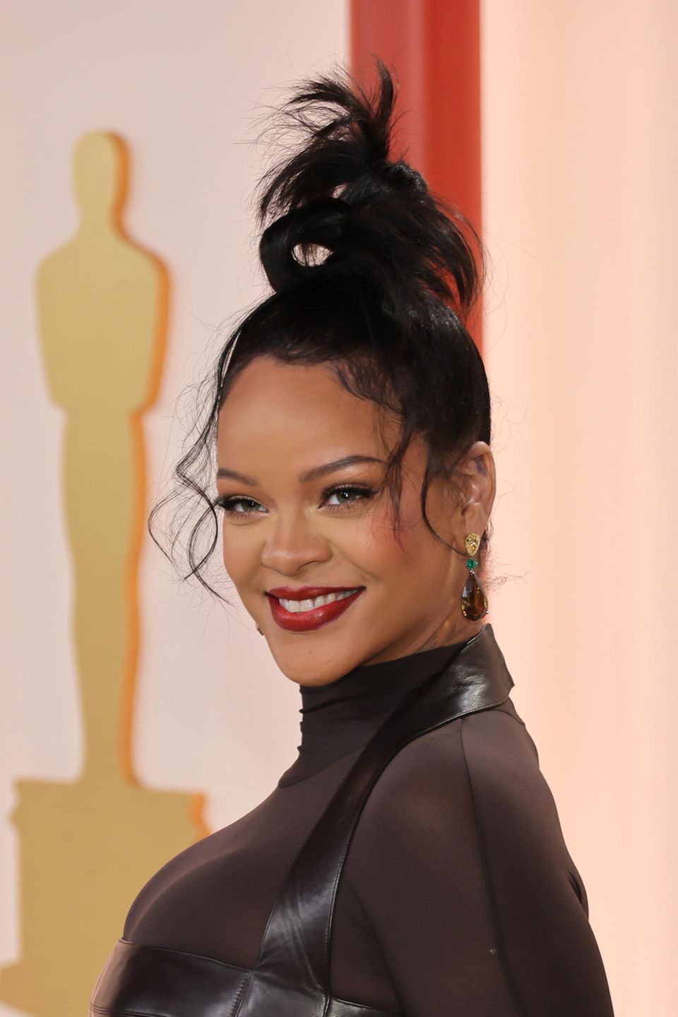 Wer dachte Rihanna hätte mit ihrer Performance beim Super Bowl DEN Auftritt des Jahres schon hinter sich, könnte seine Meinung nach den Oscars schnell revidiert haben. In typisch relaxter Rihanna-Glamour schreitet die Musikerin über den Champagner-Teppich in Los Angeles und bezaubert mit dezenten Cat-Eyes und mattrote Lippen. Highlight ist jedoch der entspannte "Palmen"-Dutt, der ganz so wirkt, als hätte Rihannas Hairstylist diesen erst kurz vor der Award Show zusammengezwirbelt. Cooler geht's nicht!