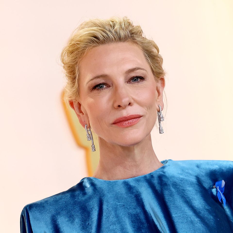 Weniger ist manchmal einfach mehr. Oscar-Preisträgerin Cate Blanchett glänzt mit einer mühelos schicken, strukturierten Hochsteckfrisur. Das Make-up bleibt mit einem Hauch von Wimperntusche und korallfarbenen Lippen ebenfalls dezent, setzt aber kleine Wow-Akzente. Klug gewählt, denn so kann das Blau ihrer Robe noch mehr leuchten. 