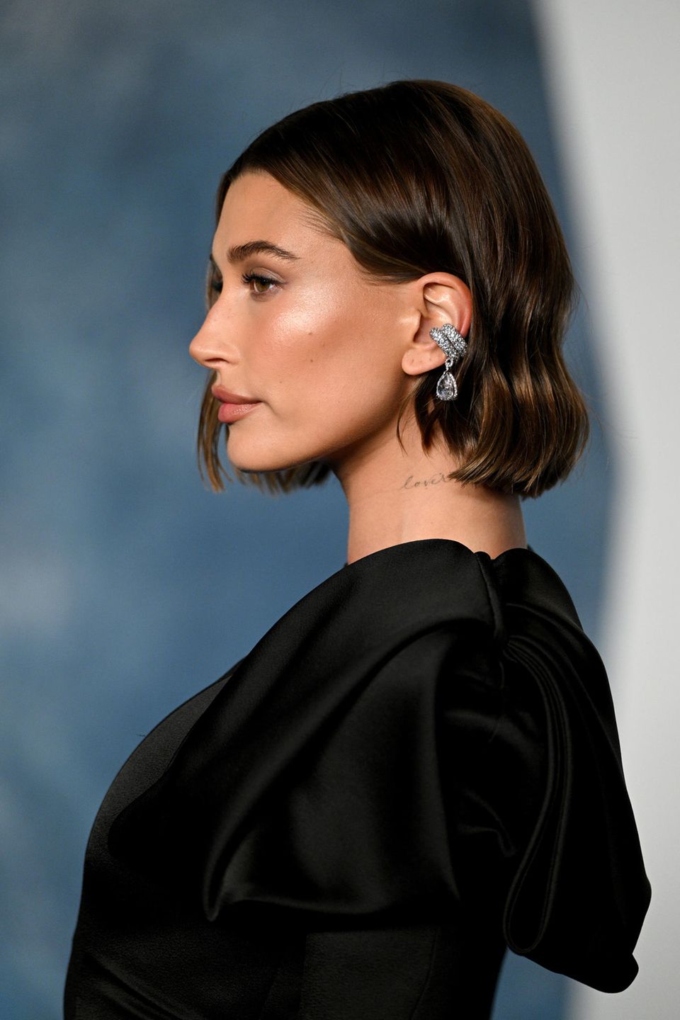 Das It-Girl Hailey Bieber schmückt sich für die Oscar-Nacht mit zwei XXL-Ear-Cuffs in der Trendfarbe Silber.