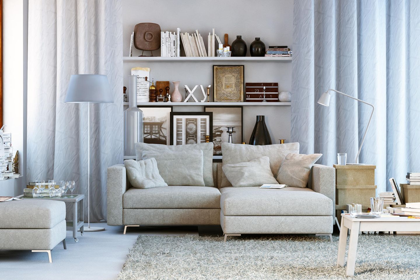 Regal dekorieren: Wohnzimmer mit Regalen, Sofa und Stehlampen