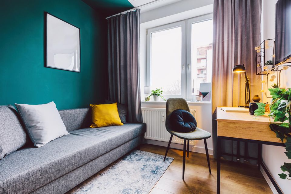 Falsche Möbel: Diese 3 Interior-Fehler lassen dein Wohnzimmer kleiner wirken