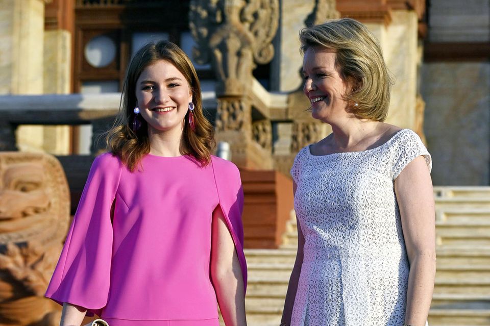 In ihrem pinkfarbenen Ensemble mit Cape-Bluse vom Emporio Armani stellt Prinzessin Elisabeth von Belgien ihre Mutter Königin Mathilde stylisch wirklich in den Schatten. Die beiden befinden sich derzeit auf einer dreitägigen Reise durch Ägypten und besuchen hier den Baron Empain Palace in der Nähe von Kairo.
