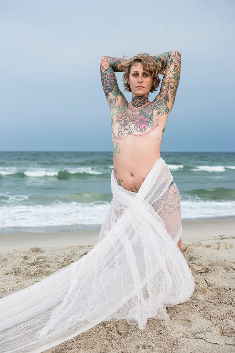 The Grace Project: Frau mit Tattoos am Strand