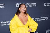 Im freizügigen Wickelkleid in knalligem Geld verbreitet Chrissy Teigen bei der Planned Parenthood Spring Into Action Gala 2023 in New Yorker The Glasshouse gute Laune.