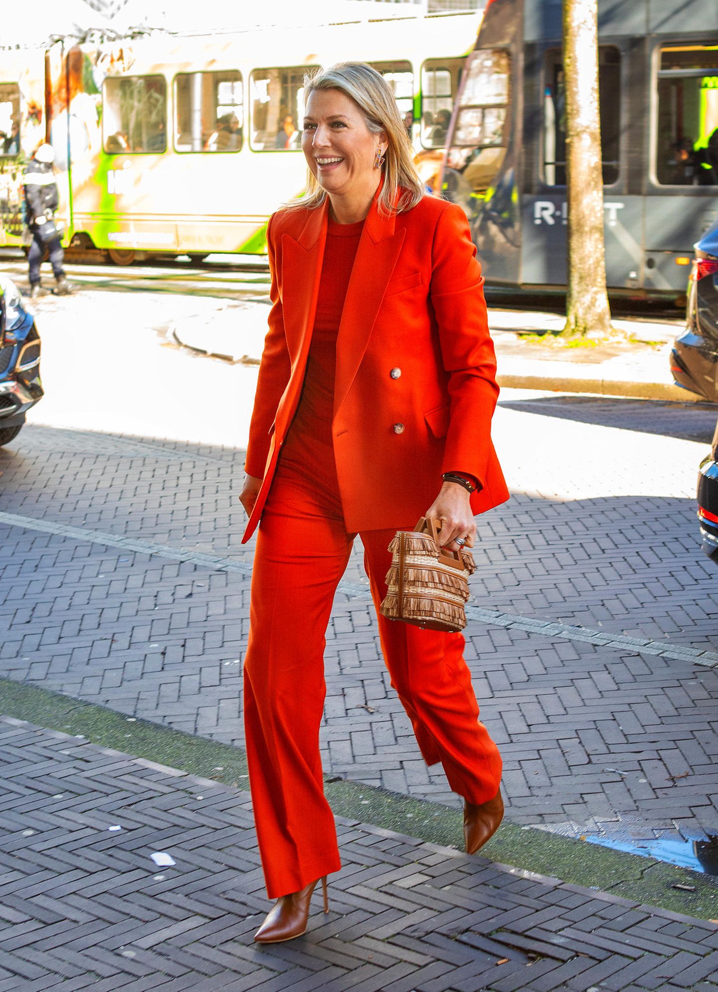 Nicht zu übersehen: Für ihren Besuch des Filmhuis in Den Haag hat sich Königin Máxima mal wieder einen besonders auffälligen Look ausgesucht. Der orangefarbene Anzug mit passendem Shirt stammt von britischen Label Joseph, und auch die Fringe Bag von Marina Raphael ist ein witziger Hingucker.