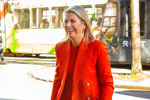 Nicht zu übersehen: Für ihren Besuch des Filmhuis in Den Haag hat sich Königin Máxima mal wieder einen besonders auffälligen Look ausgesucht. Der orangefarbene Anzug mit passendem Shirt stammt von britischen Label Joseph, und auch die Fringe Bag von Marina Raphael ist ein witziger Hingucker.