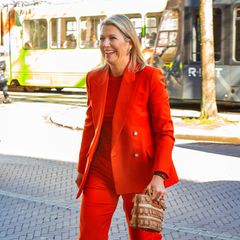 Nicht zu übersehen: Für ihren Besuch des Filmhuis in Den Haag hat sich Königin Máxima mal wieder einen besonders auffälligen Look ausgesucht. Der orangefarbene Anzug mit passendem Shirt stammt von britischen Label Joseph, und auch die Fringe Bag von Marina Raphael ist ein witziger Hingucker.