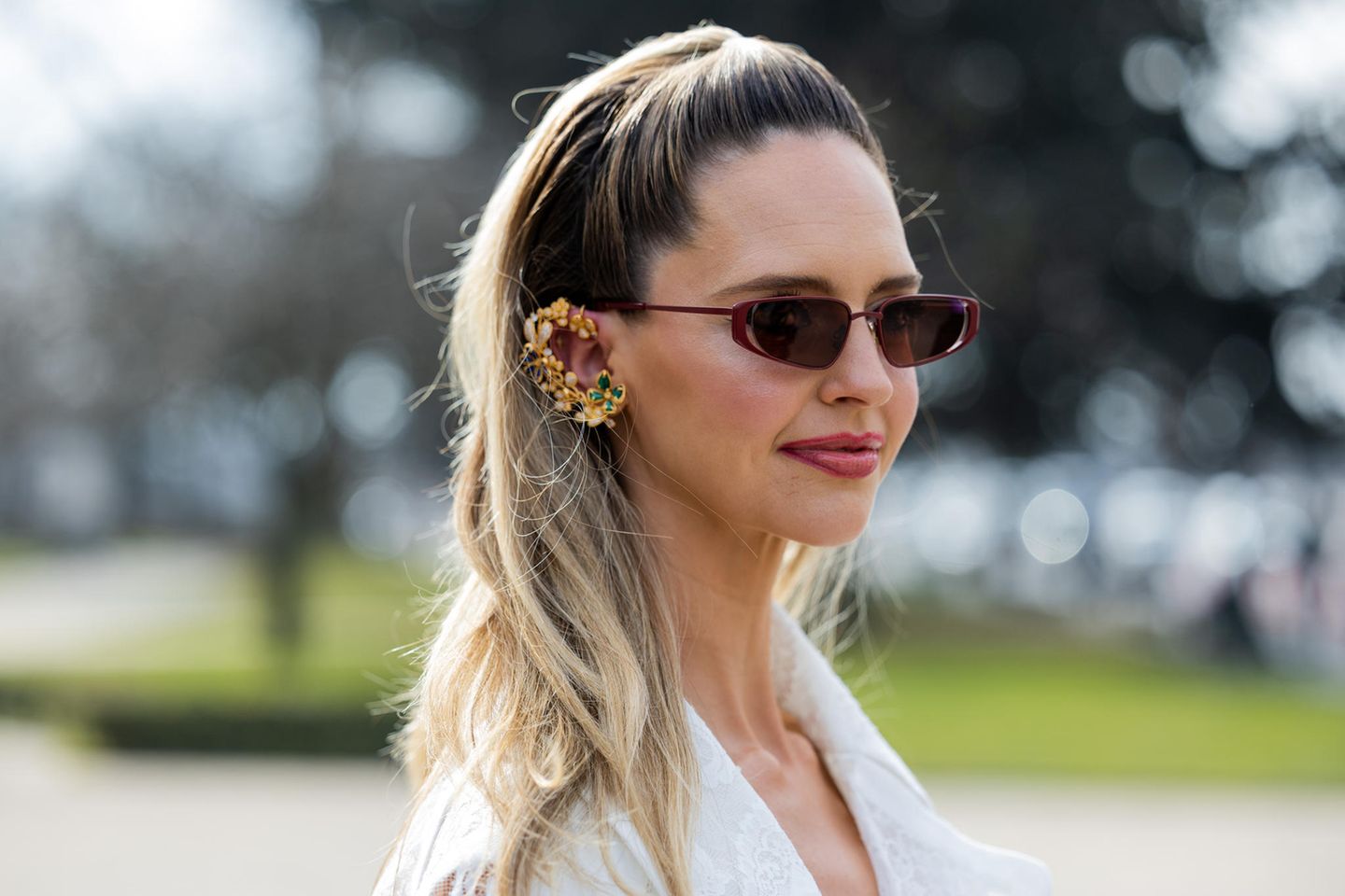 Auf der Pariser Fashion Week werden spannende Statement-Ohrringe getragen.