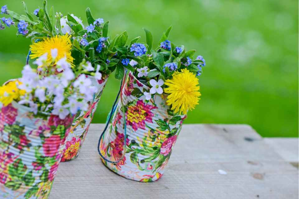 Serviettenkleber selber machen: Bunte Blechdosen mit Blumen