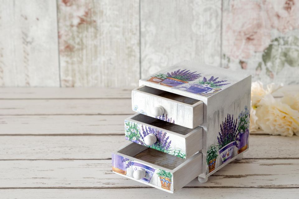 Serviettenkleber selber machen: Holzbox mit Schubladen