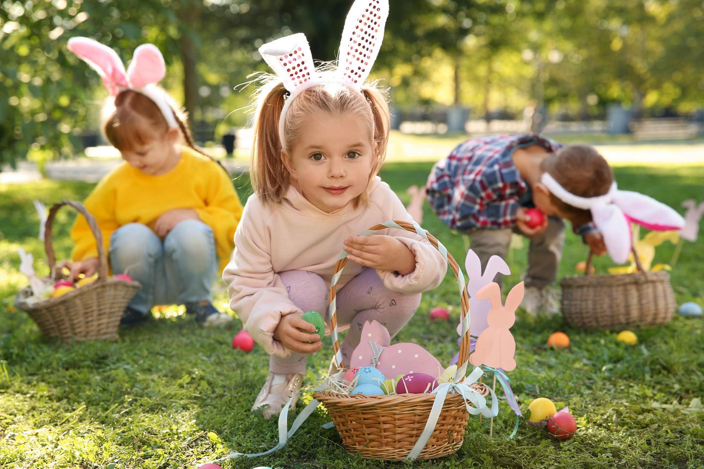 Ostergeschenke für Kinder: Kinder suchen Ostereier