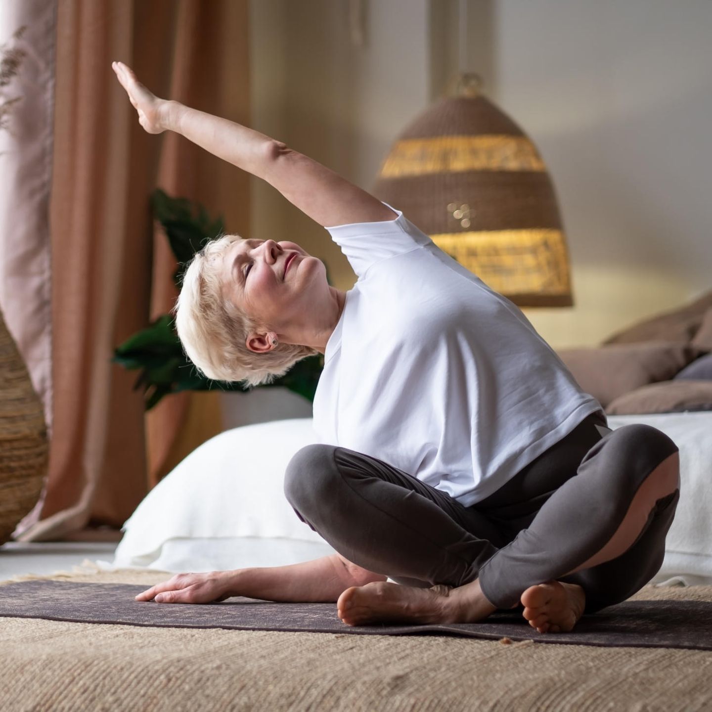 Eine Frau macht Yoga auf dem Fußboden