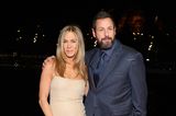 Seite an Seite stellen sich Jennifer Aniston und Adam Sandler für die Premiere ihres neuen Films "Murder Mystery 2" in Paris dem Blitzlichtgewitter. Während Jennifer auf einen goldenen Glam-Look setzt und ihr Haar offen trägt, wählt Adam einen klassischen blauen Anzug und kombiniert dazu legere Sneaker. 