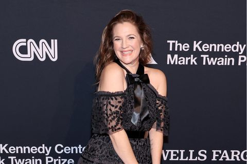 Zeig her deine Schultern: Drew Barrymore ist auf dem roten Teppich des Mark Twain Prize For American Humor und setzt mit einem Off-Shoulder-Kleid geschickt ihre zartgebräunten Schultern in Szene. Lockere Beachwaves geben dem Outfit eine weitere lässige Komponente. 