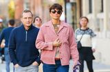 Beim Gassigehen in New York beweist Helena Christensen echtes Stilgefühl. Sie kombiniert eine Cordjacke in frühlingshaftem Rosa zur dunkelblauen Jeans und beigem Pullover. Dazu trägt sie eine übergroße Sonnenbrille, die wunderbar vor der Frühlingssonne schützt. Ihre Sneaker, die einen süßen Kontrast zur Blue Jeans bieten, hat sie farblich auf das Outfit abgestimmt. 