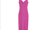 Gerippte Kleider zählen mittlerweile zu den modernen Klassikern, die sich bei einer kühlen Brise super mit einem Leinenhemd kombinieren lassen. Das pinkfarbene Modell im Bodycon-Stil überzeugt auch dank des Herzausschnitts. Von H&M, kostet ca. 31 Euro.
