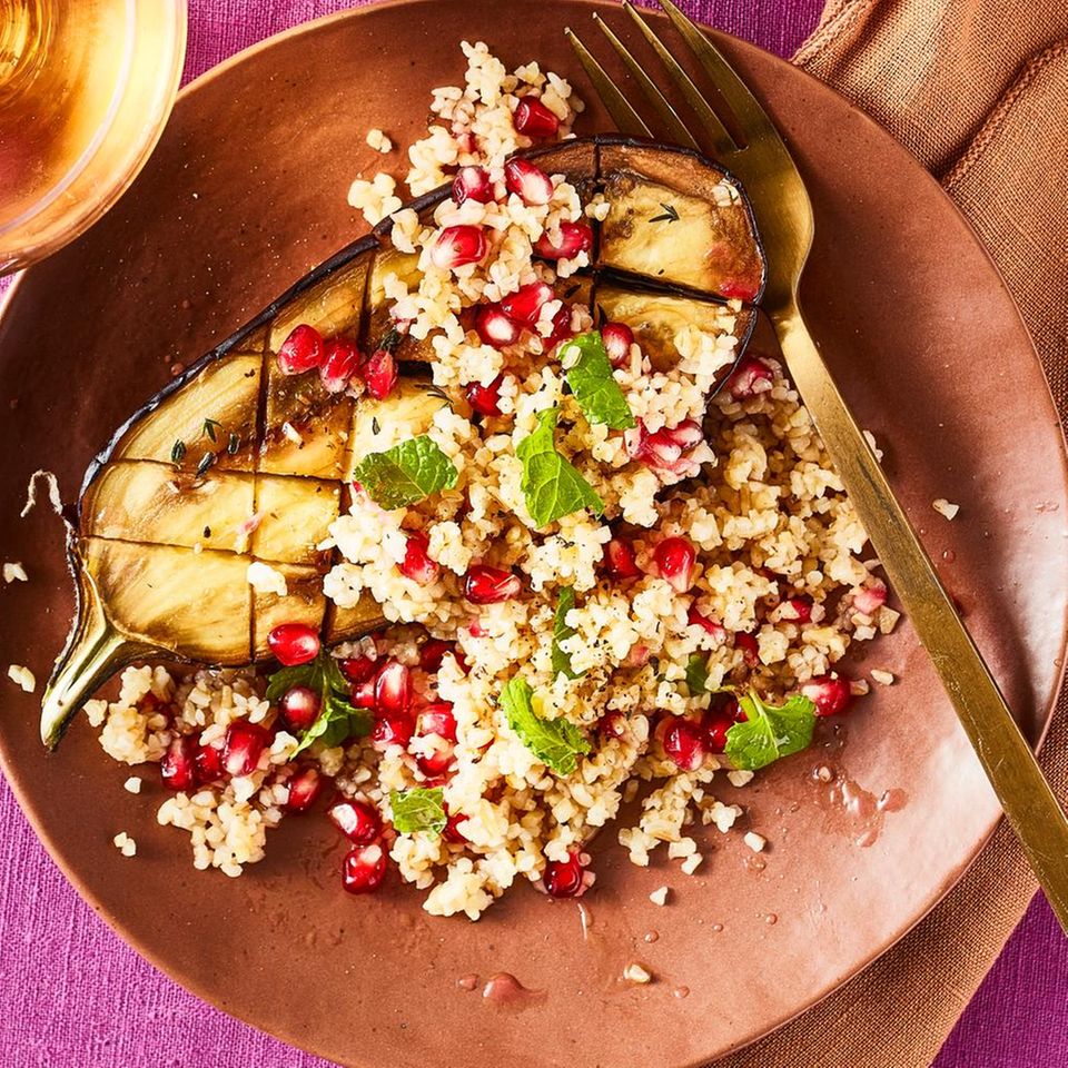 Bulgur-Granatapfel-Salat mit gebackener Aubergine