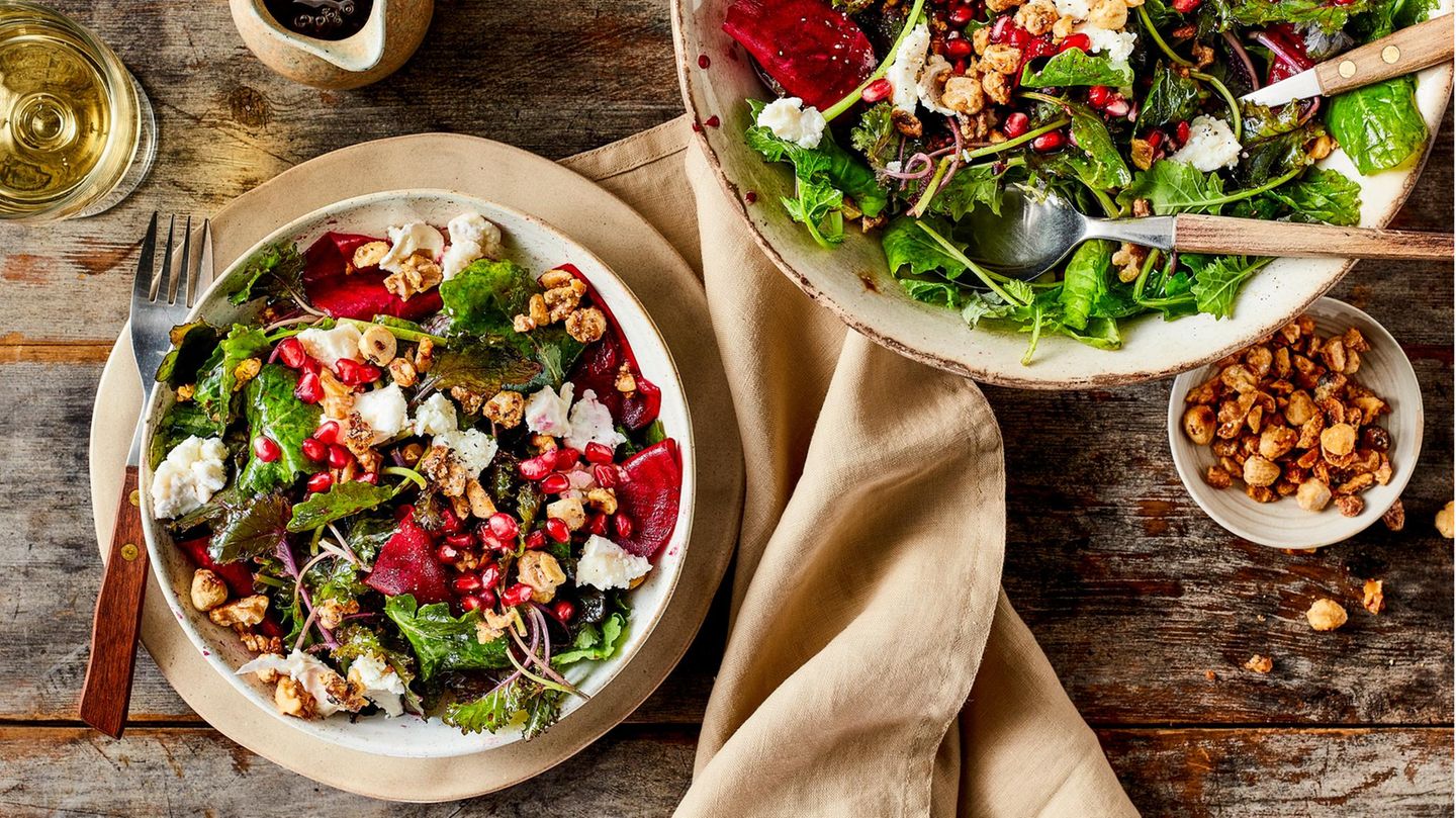 Grünkohlsalat mit Granatapfel-Dressing | BRIGITTE.de