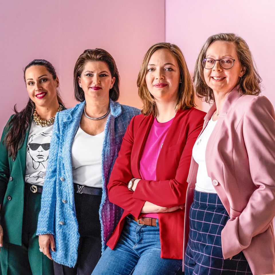 Finanzfragen: Porträt von vier Frauen, die vor einem pinken Hintergrund stehen