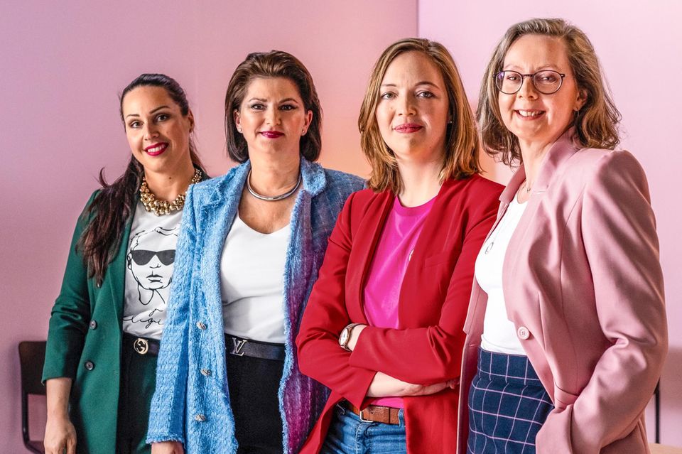 Finanzfragen: Porträt von vier Frauen, die vor einem pinken Hintergrund stehen