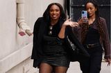 Auf dem Weg zur Jimmy Kimmel strahlt Jennifer Hudson über beide Ohren. Doch, während sie freundlich in die Kamera winkt, fällt ein ganz anderes Detail auf! Zum kurzen Kleid mit Glitzer-Streifen setzt die Schauspielerin auf flauschige Schlappen in Lila. Ganz schön clever, denn unbequeme High Heels braucht sie zu diesem Zeitpunkt definitiv noch nicht. 