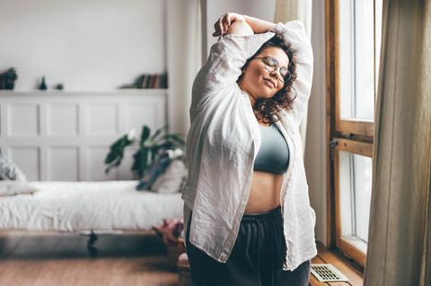 Biologischer BMI: Frau steht am Fenster