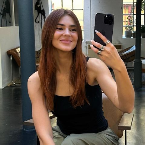 Braun und lang sind ihre Haare immer noch, allerdings haben sie jetzt einen leichten Kupferstich. Bei Instagram präsentiert Steffi stolz ihren neuen Look. Und wie es aussieht, gefällt sie sich selbst richtig gut.